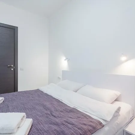 Skyhome Na Nauky Otel *